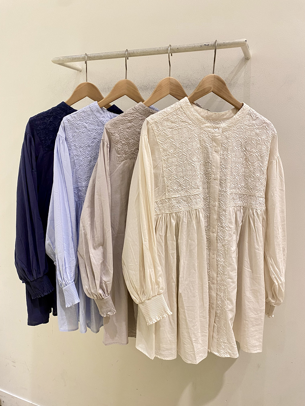 毎年人気のブラウスも入荷しました イメージ画像